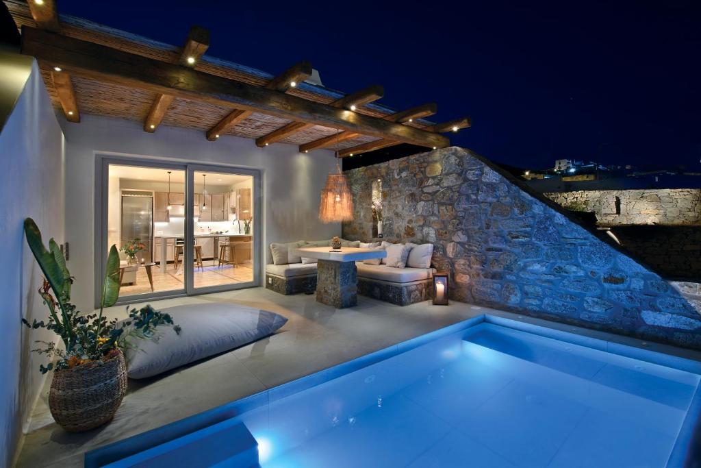 Villa con piscina por la noche en VLIA Mykonos en Kalafatis