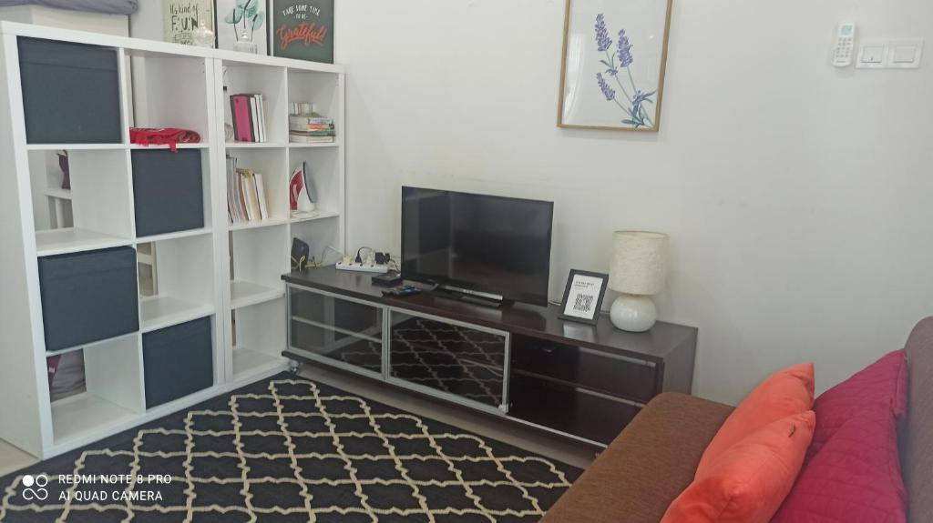 TV a/nebo společenská místnost v ubytování Zulanie Family Studio at D'Perdana Apartment, Spacious and Cozy with POOL, Free Wifi & Netflix