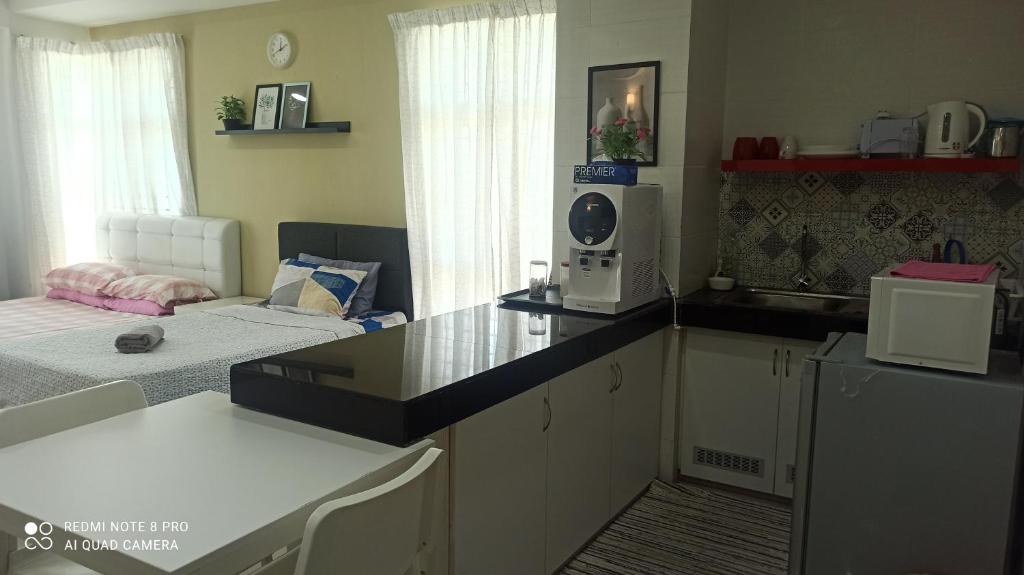 Kuchyň nebo kuchyňský kout v ubytování Zulanie Family Studio at D'Perdana Apartment, Spacious and Cozy with POOL, Free Wifi & Netflix