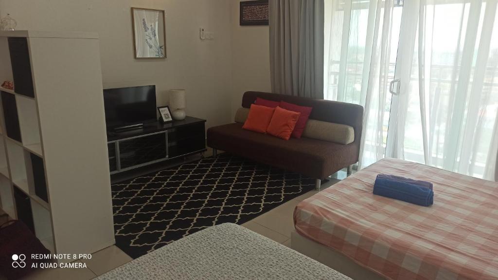 TV a/nebo společenská místnost v ubytování Zulanie Family Studio at D'Perdana Apartment, Spacious and Cozy with POOL, Free Wifi & Netflix