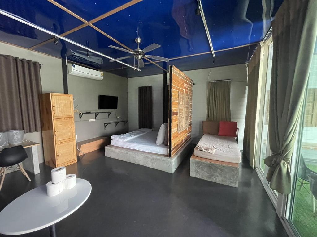 - une chambre avec 2 lits et un plafond bleu dans l'établissement B Samcook Home16, à Chiang Mai
