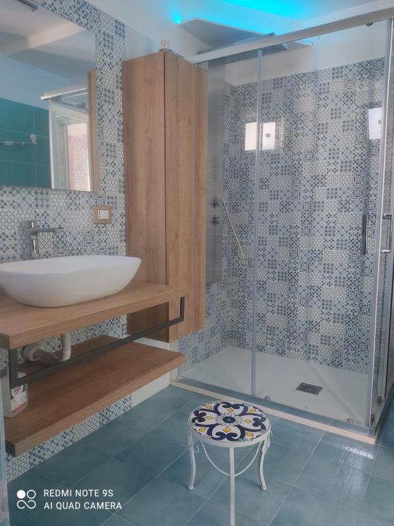 bagno con vasca, lavandino e doccia di Bed&Rooms Villa La Gatta a Vatolla