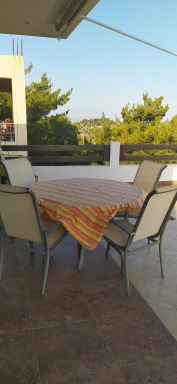 una mesa y sillas en un patio en VILLA VASO, en Ierápetra