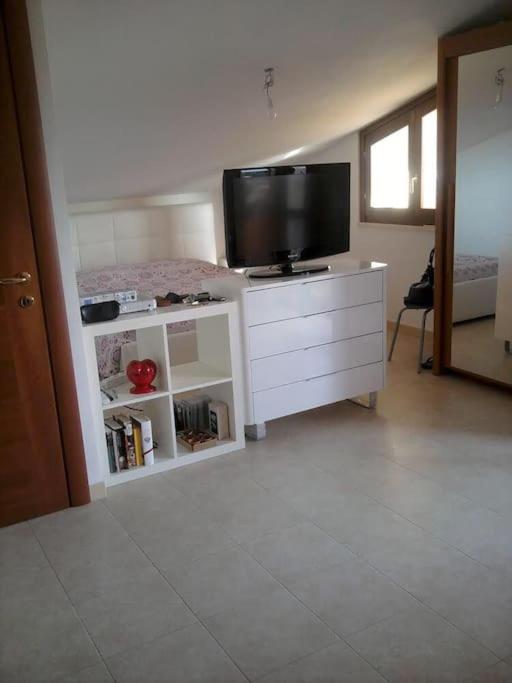 アルゲーロにあるCasa vacanze Algheroのリビングルーム(ドレッサー内の薄型テレビ付)