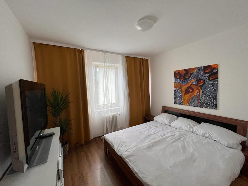 Un dormitorio con una cama y un televisor de pantalla plana. en Apartment, en Frankfurt