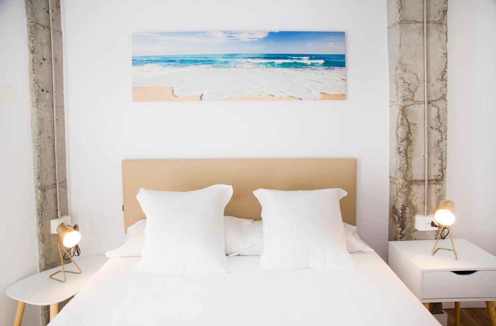 two beds in a white room with two lamps at P1 O Grove centro puerto in O Grove