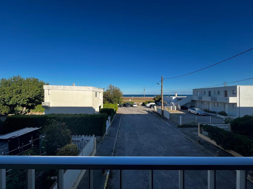 Cette chambre dispose d'un balcon offrant une vue sur la rue. dans l'établissement Appartement pour famille Saint-Pierre-la-Mer, à Fleury