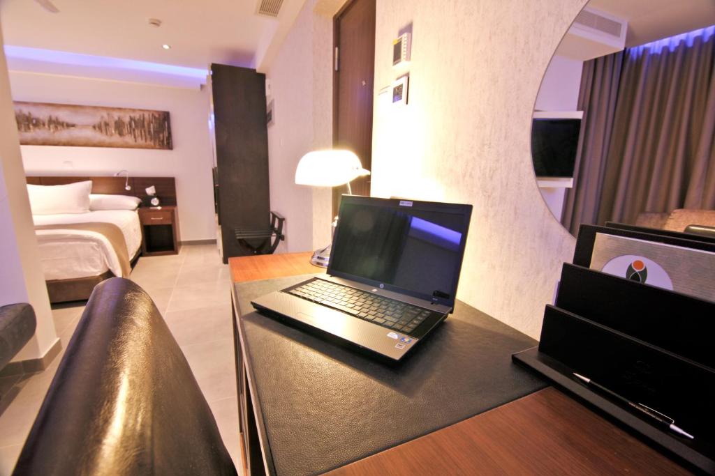 TV a/nebo společenská místnost v ubytování Achilleos City Hotel