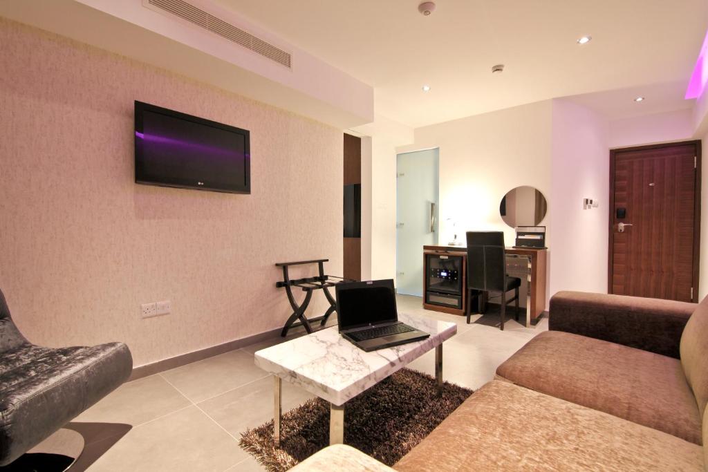 TV a/nebo společenská místnost v ubytování Achilleos City Hotel