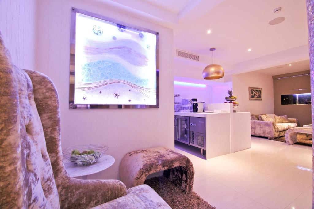 TV a/nebo společenská místnost v ubytování Achilleos City Hotel