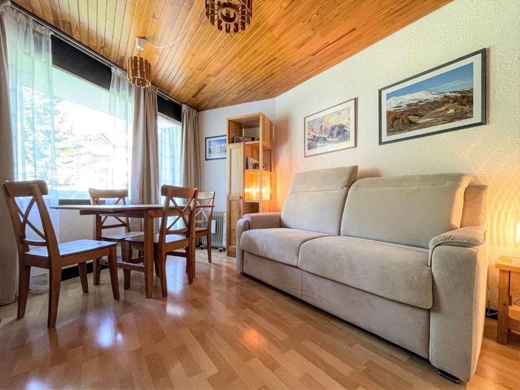 ein Wohnzimmer mit einem Sofa und einem Tisch in der Unterkunft Appartement Vars, 1 pièce, 4 personnes - FR-1-330B-54 in Vars