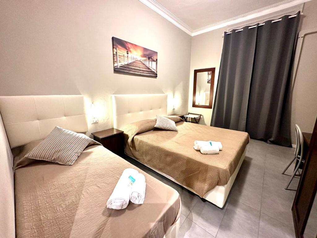 2 letti in camera d'albergo con asciugamani di Carlo Goldoni Hotel a Milano