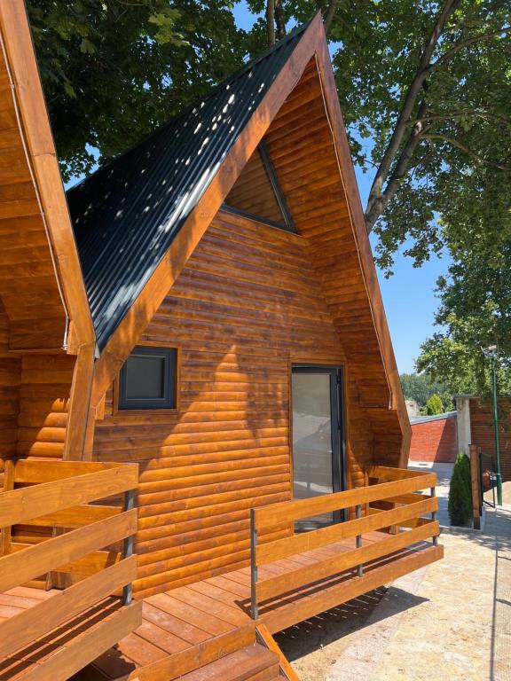 uma grande cabina de madeira com um telhado preto em Planinske Kuće Grocka em Grocka