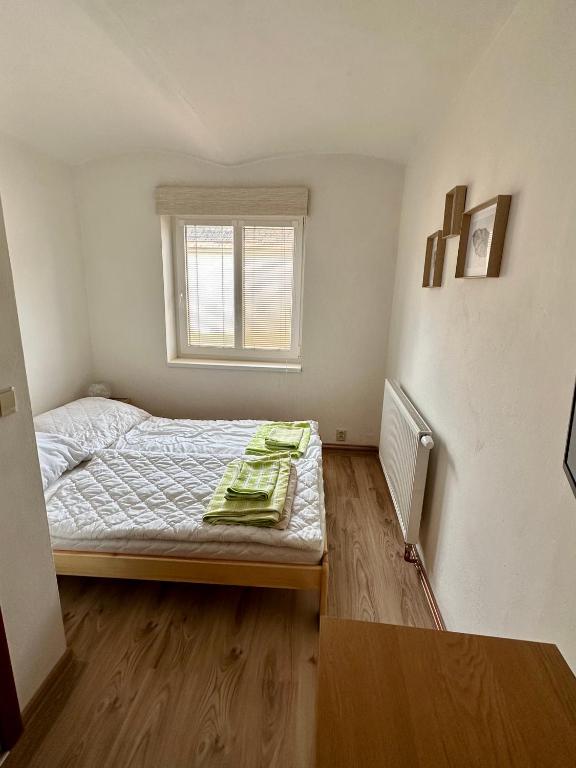 Postel nebo postele na pokoji v ubytování U nás na chalupě