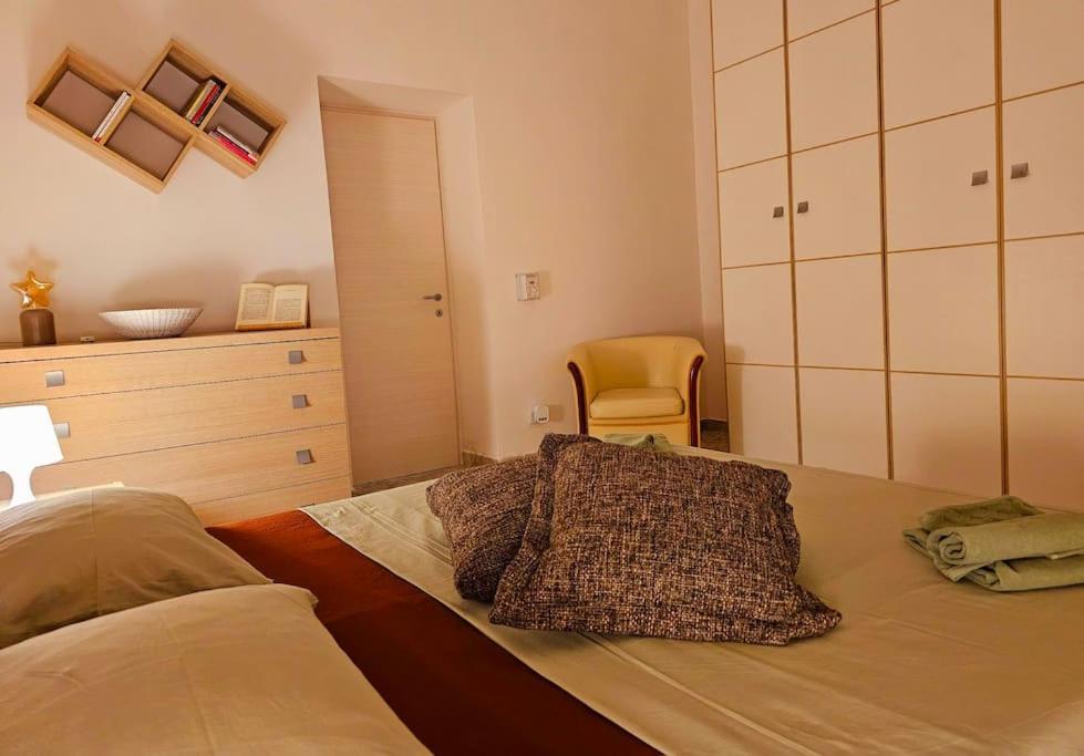 een slaapkamer met een bed met een dressoir en een stoel bij Stai Da Me in Taranto