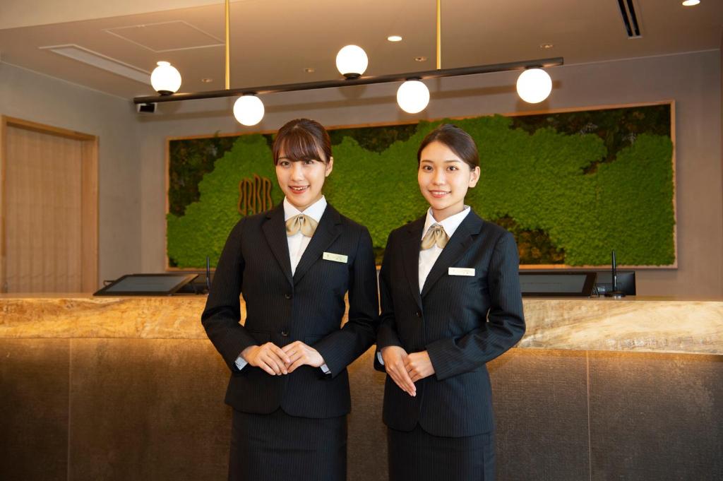 Členové personálu v ubytování Shinrin Hotel
