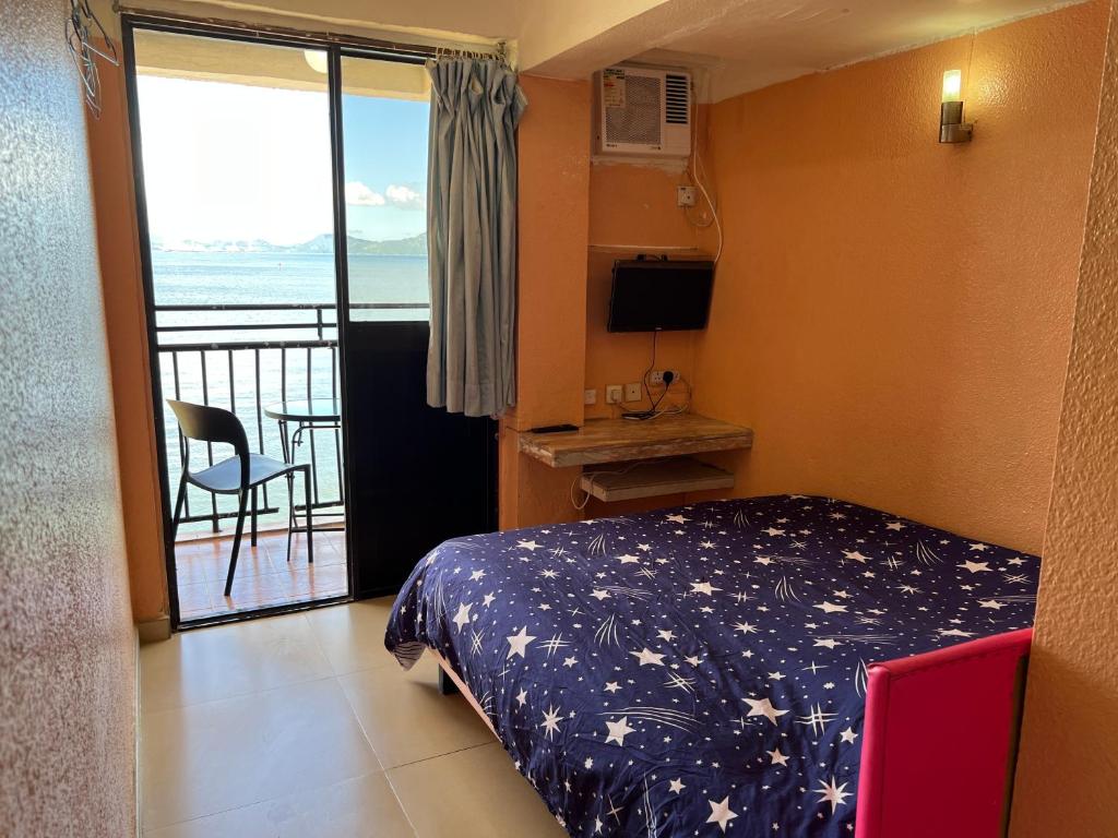 香港的住宿－芳姐可口渡假屋，一间卧室设有一张床和一个美景阳台