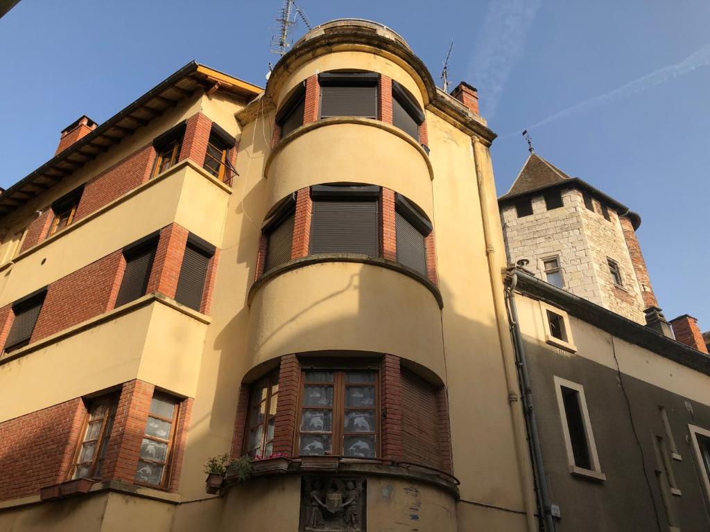 Un ancien bâtiment avec une tour en haut dans l'établissement Appartement familial 3 chambres centre proche Lot, à Cahors