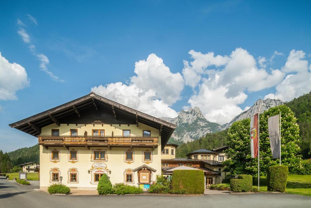 een gebouw met een berg op de achtergrond bij Hotel Vitaloase zu den drei Brüdern in Unken