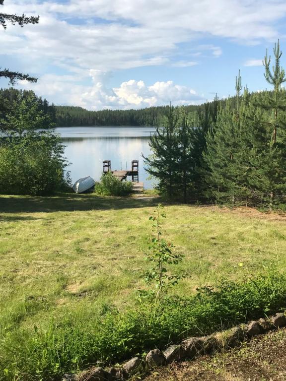 um parque com um banco ao lado de um lago em Jäppilä möki em Pieksamaki