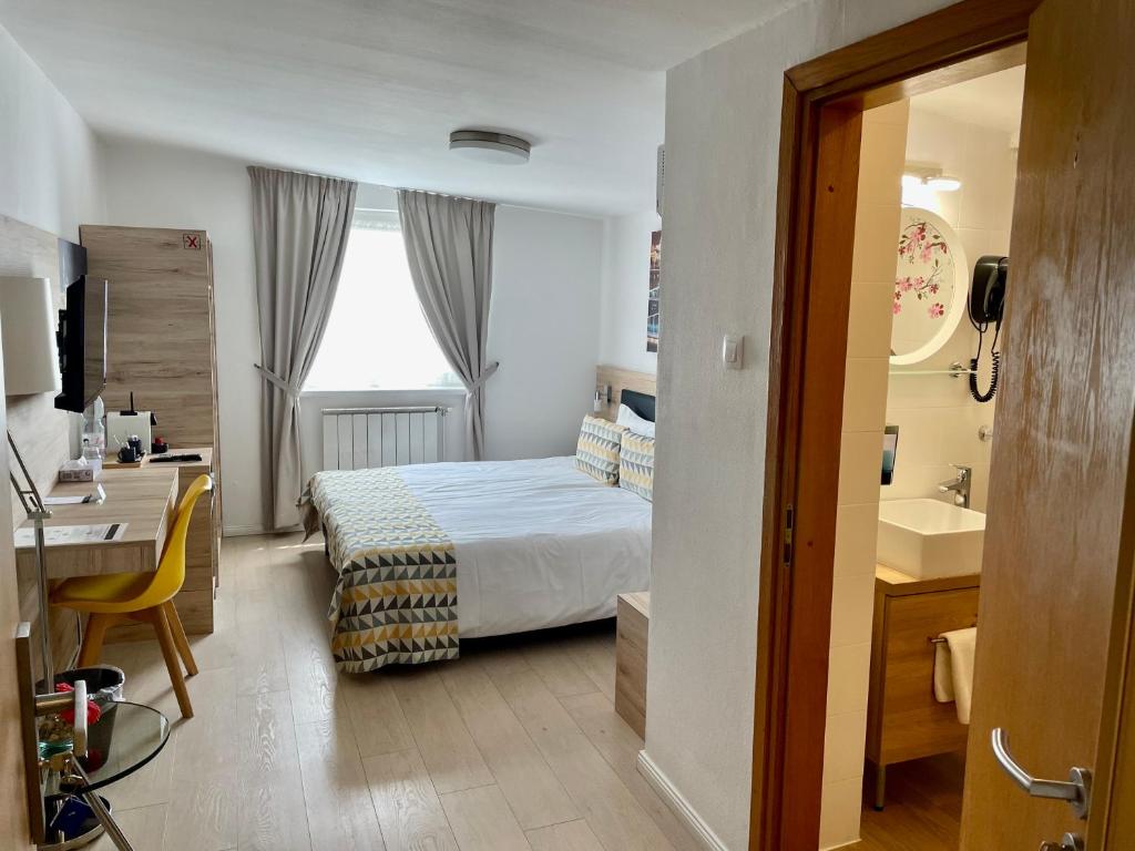 Posteľ alebo postele v izbe v ubytovaní Christina Residence