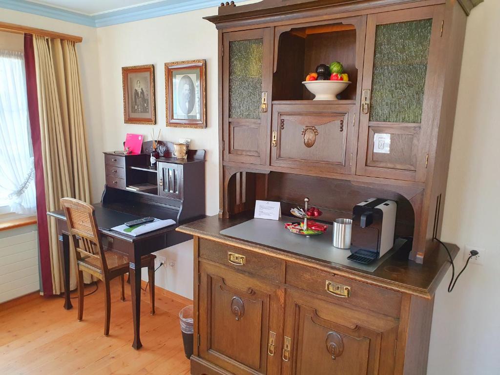 Kuchyň nebo kuchyňský kout v ubytování Adler Hotel