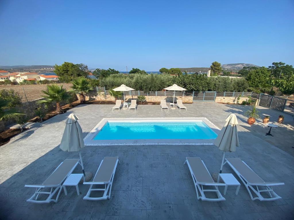 Bazén v ubytování Gaia Luxury Villa & Ouranos Cosy Home nebo v jeho okolí