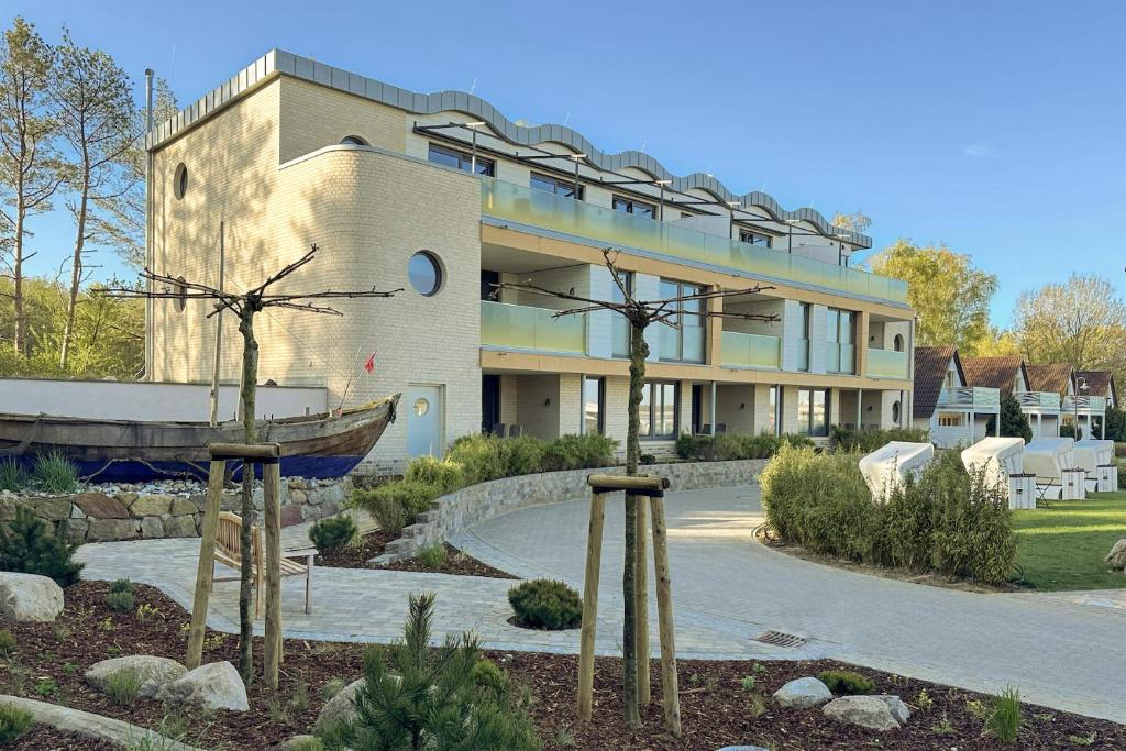 a building with a boat in front of it at Appartements "Zum Leuchtturm" Hafen Rankwitz Insel Usedom in Rankwitz