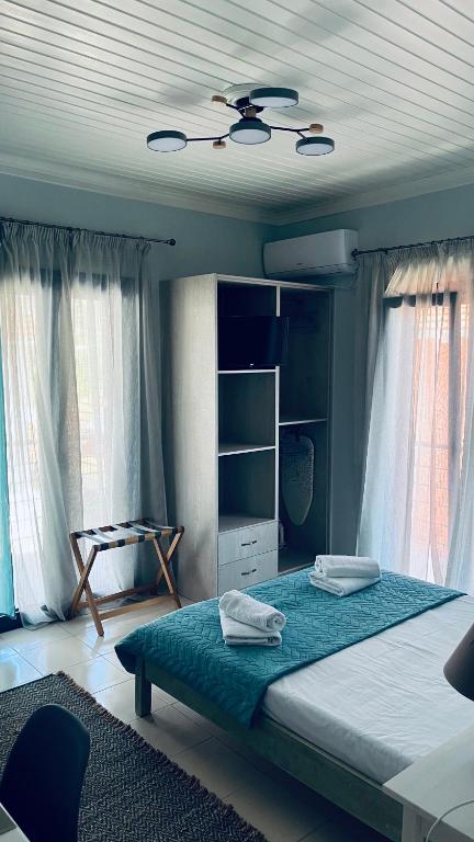 Posteľ alebo postele v izbe v ubytovaní Theros Room