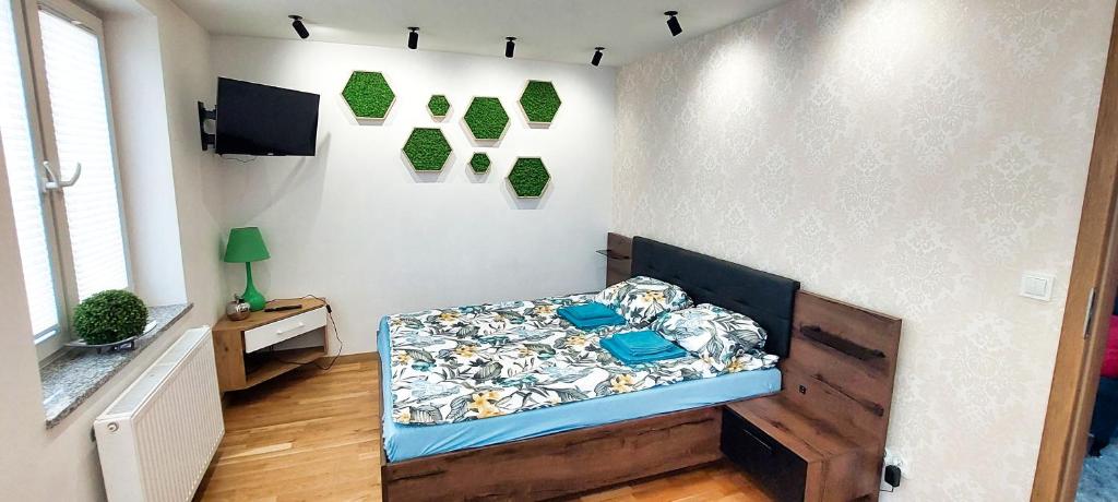 Postel nebo postele na pokoji v ubytování Apartament Noniewicza Centrum