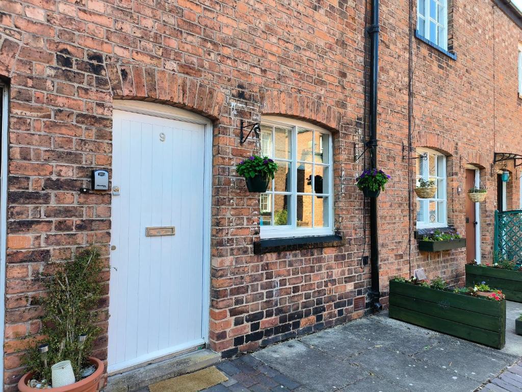 Secret City Courtyard Cottage Within Chester City Walls - Holiday Home
