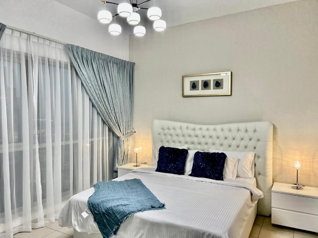Postel nebo postele na pokoji v ubytování INA Homes-BLVD Central 2BHK Apartment near Burj Khalifa