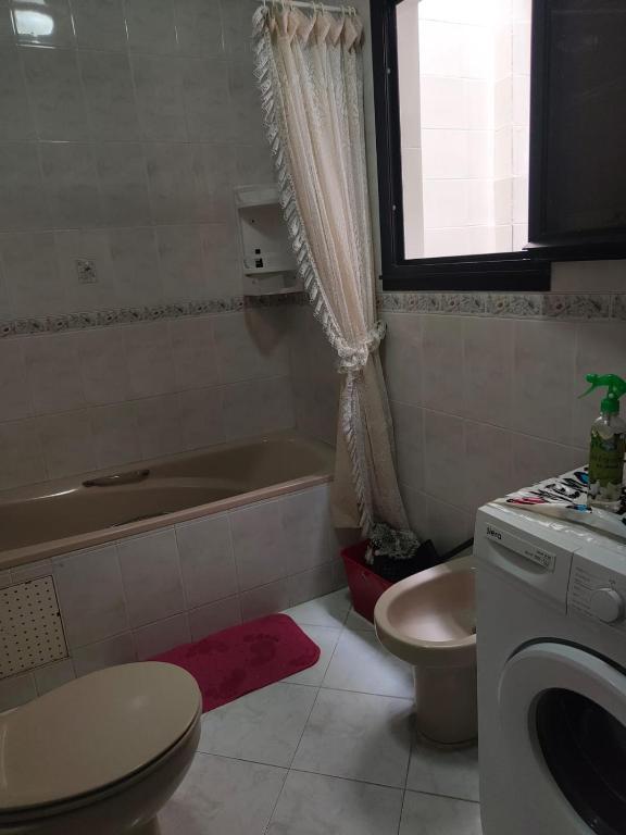 APPARTEMENT PROCHE BUS CTM 90M2 PROPRETE ET HYGIENE IRREPROCHABLE très bien équipé UNE CHAMBRE et 2 SALONS avec couchage seddari - Apartamento De Una Habitación