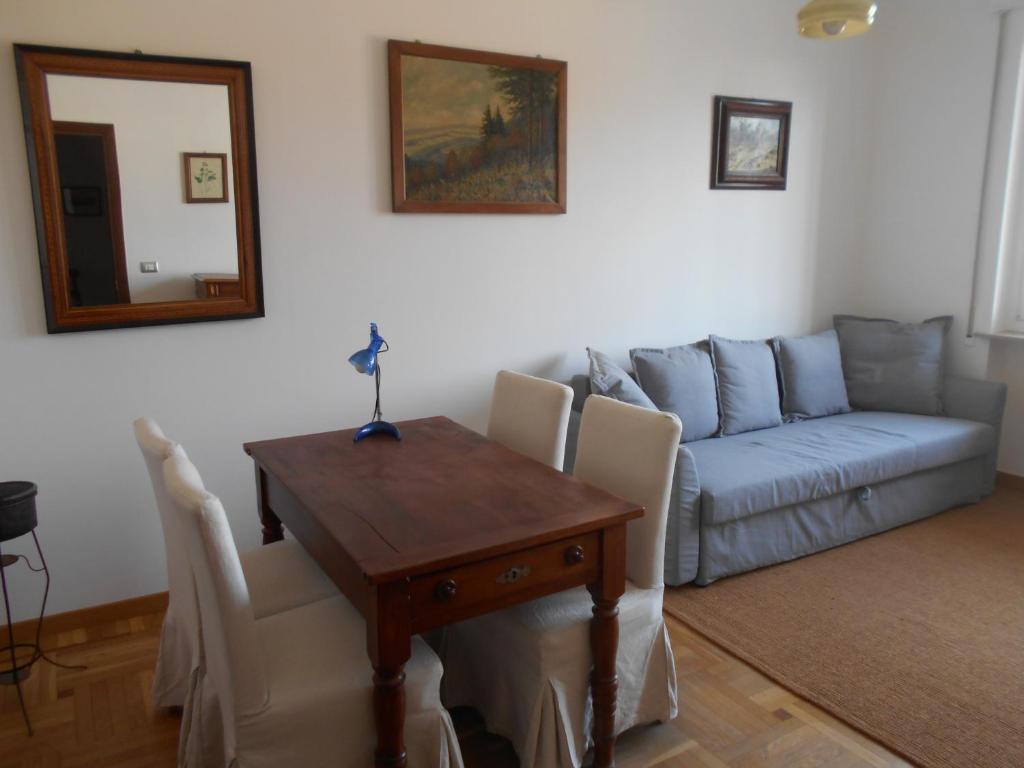 un salon avec une table et un canapé dans l'établissement allo Sferisterio, Cuneo, à Coni