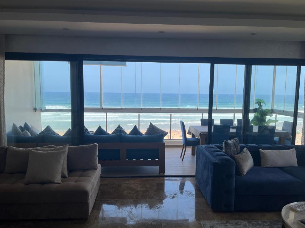 - un salon avec vue sur l'océan dans l'établissement Appartement de luxe, front de mer Plage des nations, à Sale