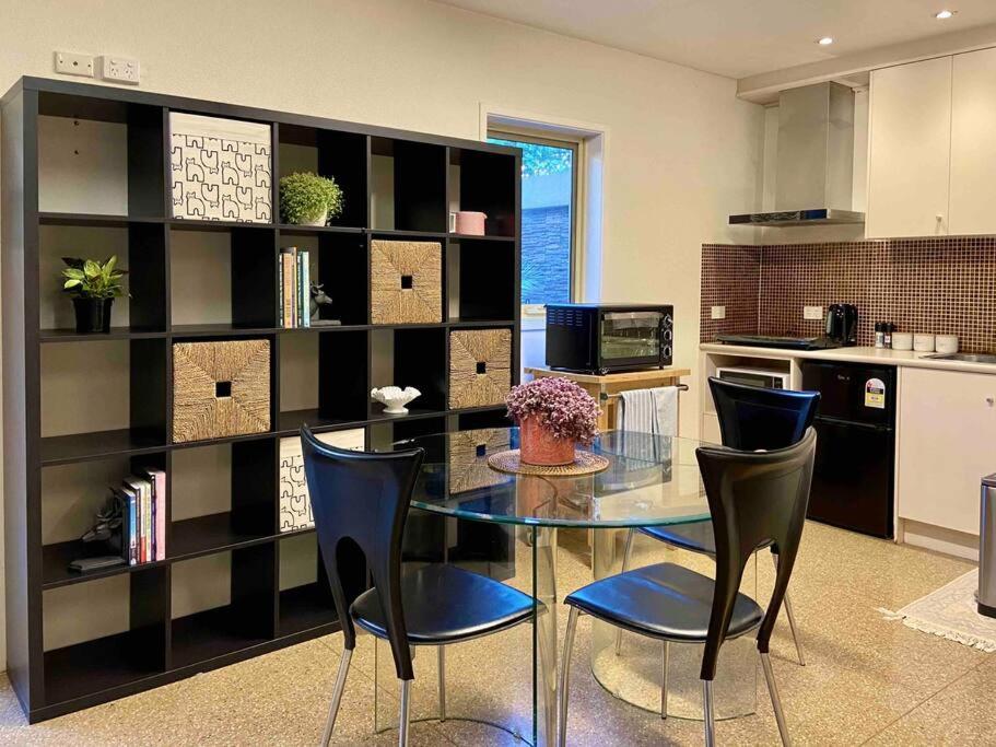 Kuchyň nebo kuchyňský kout v ubytování Spacious Self-Contained Studio