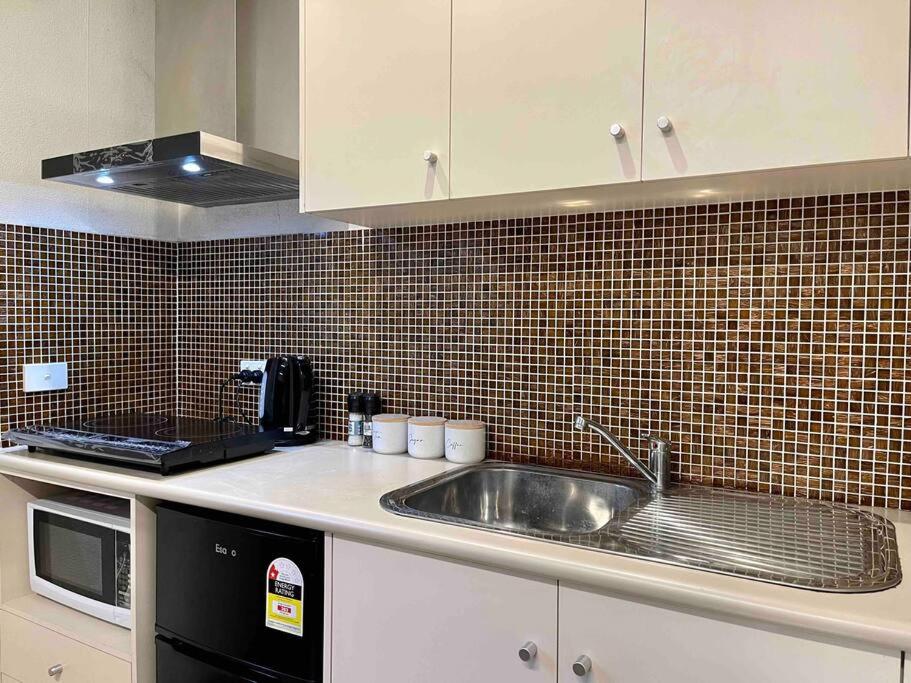 Kuchyň nebo kuchyňský kout v ubytování Spacious Self-Contained Studio