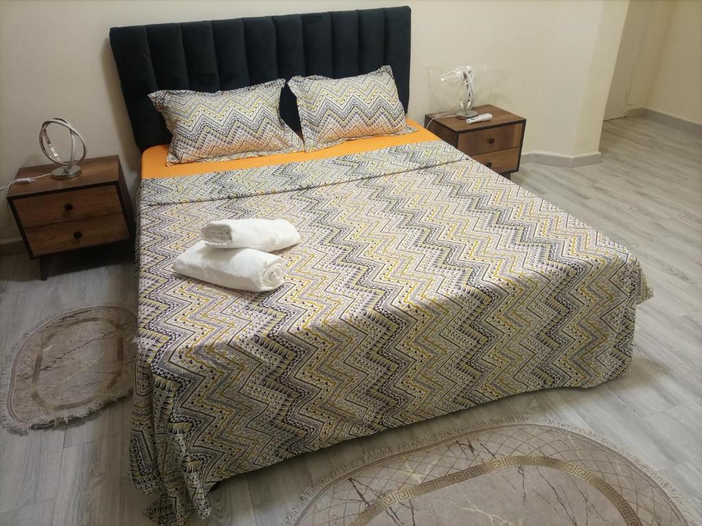 - une chambre avec un lit et 2 serviettes dans l'établissement Appartement du Sacré cœur, à Alger