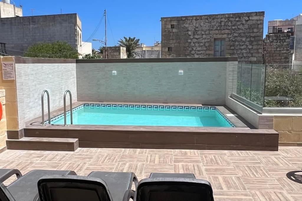 una piscina sul tetto di un edificio di Ta' Cikku Farmhouse a Xagħra