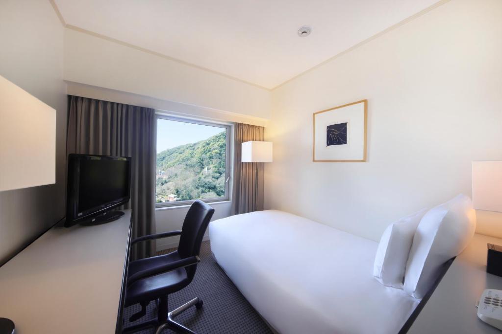 TV a/nebo společenská místnost v ubytování ANA Crowne Plaza Kobe by IHG