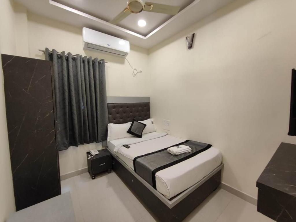 a bedroom with a bed in a room at HOTEL VIGHNESHWARA INN in Vijayawāda