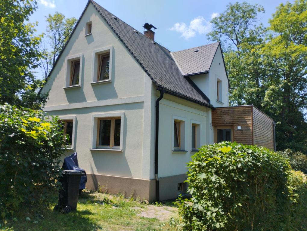 een klein huis met een gambrel dak bij Domeček uprostřed přírody in Krásná Lípa
