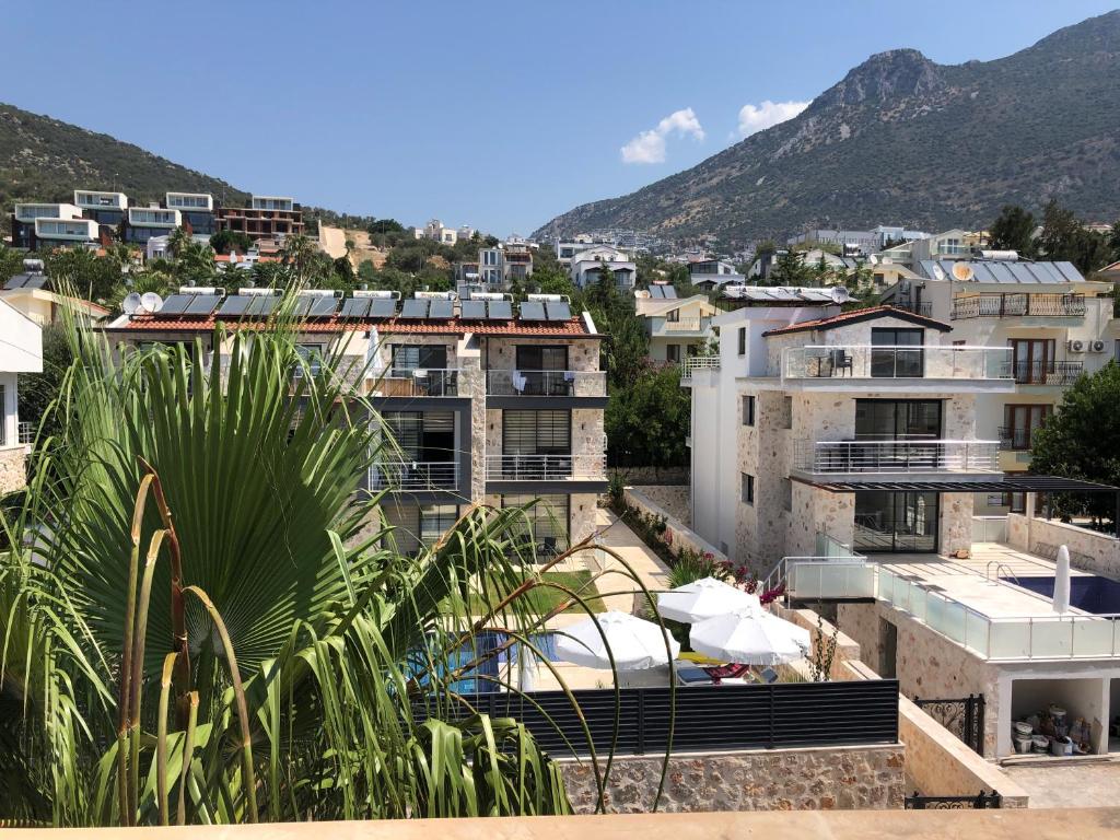 uma vista para uma cidade com edifícios e uma montanha em Stonehouse Aparts Dublex 3+1 mit Meerblick und Jakuzzi Kalkan No:5 em Kalkan