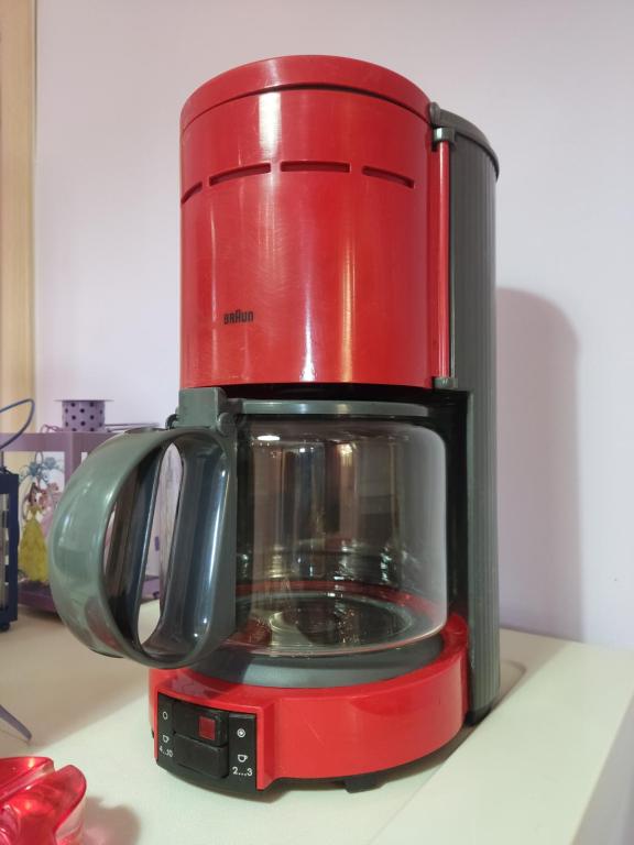 Příslušenství pro přípravu čaje a kávy v ubytování Little pomegranate apartment