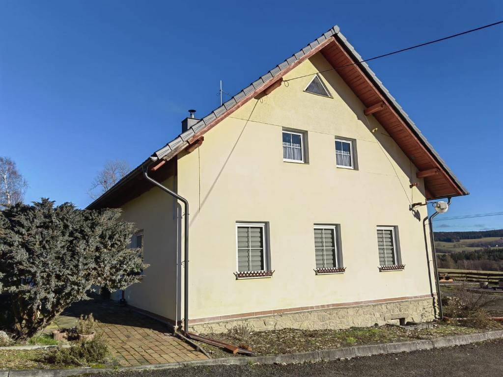 Casa blanca con techo marrón en Chata Jesenka, en Čachrov