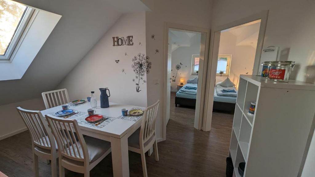 un comedor con mesa y sillas y un dormitorio en Helle Wohnung mit zwei Schlafzimmern en Eching