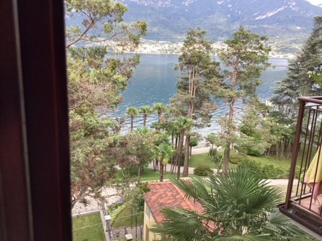 einen Blick auf einen Wasserkörper aus einem Fenster in der Unterkunft wonderful lake front appartment near Bellagio in Limonta