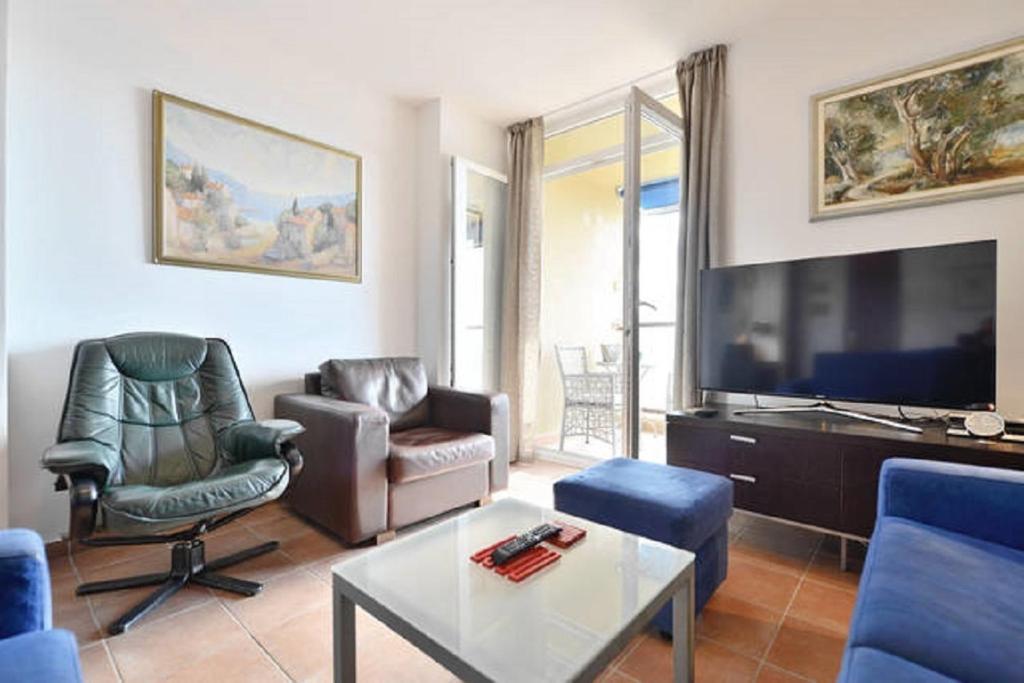 Televízia a/alebo spoločenská miestnosť v ubytovaní Apartment Doverska Split