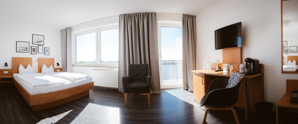 a hotel room with a bed and a desk at Hotel Rheinpromenade8 in Emmerich