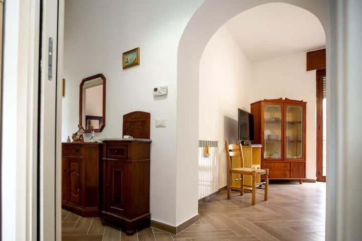 ein Wohnzimmer mit einem Waschtisch und einem Spiegel in der Unterkunft Casa vacanza Oana in SantʼAngelo di Brolo